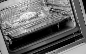 Preparazione Maiale in crosta d'erbe con salsa al miele e peperoncino - Fase 9