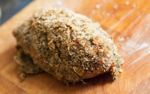 Preparazione Maiale in crosta d'erbe con salsa al miele e peperoncino - Fase 9