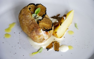Patate ripiene di acciughe, panna acida e tartufo