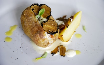 Patate ripiene di acciughe, panna acida e tartufo