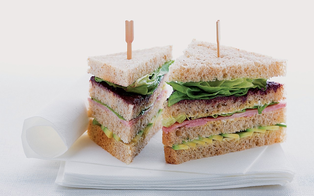 Sandwich al prosciutto cotto, avocado e tapenade ricetta