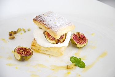 Sfoglia con ricotta al limone, fichi al forno e pistacchi