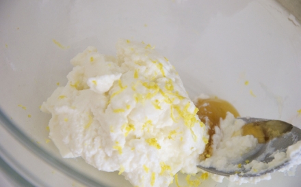 Preparazione Sfoglia con ricotta al limone, fichi al forno e pistacchi - Fase 3 Preparazione Sfoglia con ricotta al limone, fichi al forno e pistacchi - Fase 3