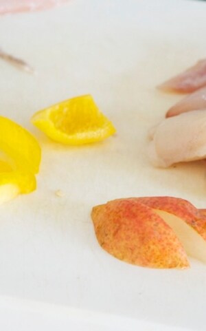 Preparazione Spiedino di coda di rospo con pere e peperoni - Fase 1