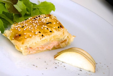 Strudel di salmone, pere e mandorle