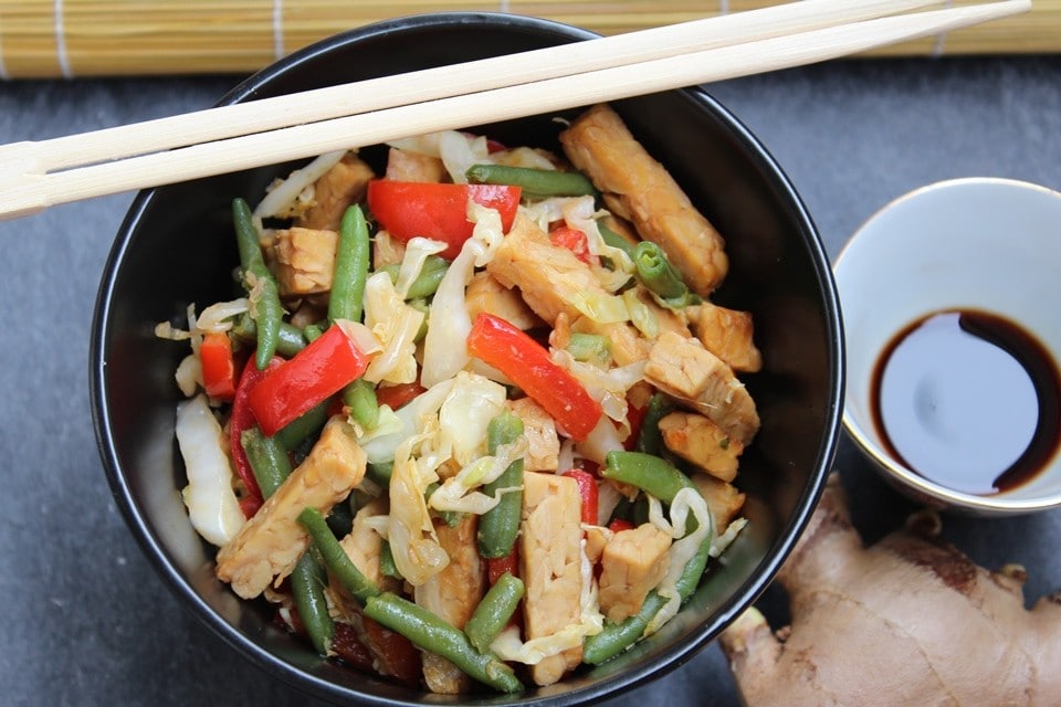 Tempeh saltato con verdure, zenzero e salsa di soia ricetta