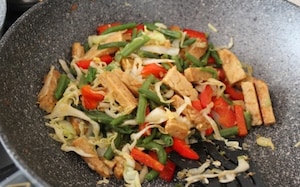 Preparazione Tempeh saltato con verdure, zenzero e salsa di soia - Fase 2