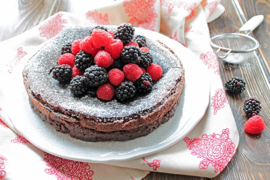 Torta al cioccolato fondente e frutti di bosco ricetta