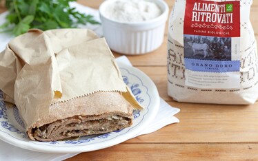 Scaccia ragusana di grano duro Timilia con acciughe, primosale e erbe