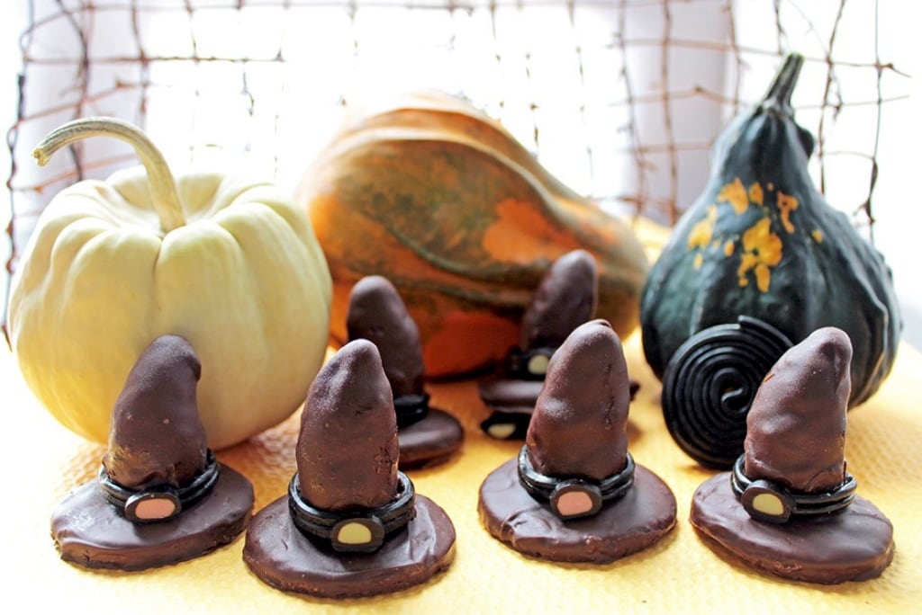 24 mini cappelli da strega e scope, decorazione per Halloween, mini scopa ornamentale con corda bianca, accessori da strega per artigianato fai da te