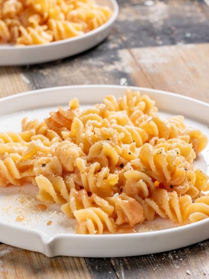 Fusilloni con uovo, pecorino e pane tostato