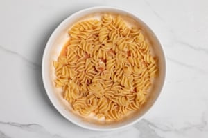 Preparazione Fusilloni con uovo, pecorino e pane tostato - Fase 2