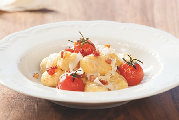 Gnocchi di patate con pomodori freschi, speck e Formaggio Stelvio ricetta