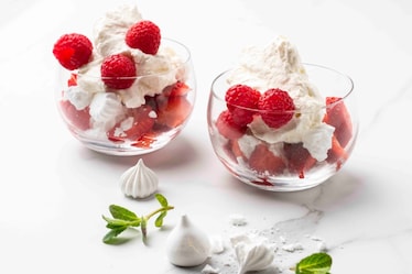 Mini Pavlova con fragole e lamponi