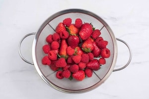 Preparazione Mini Pavlova con fragole e lamponi - Fase 1