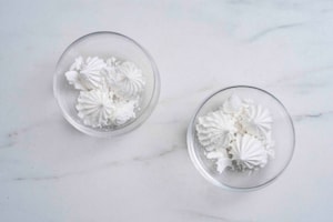 Preparazione Mini Pavlova con fragole e lamponi - Fase 2