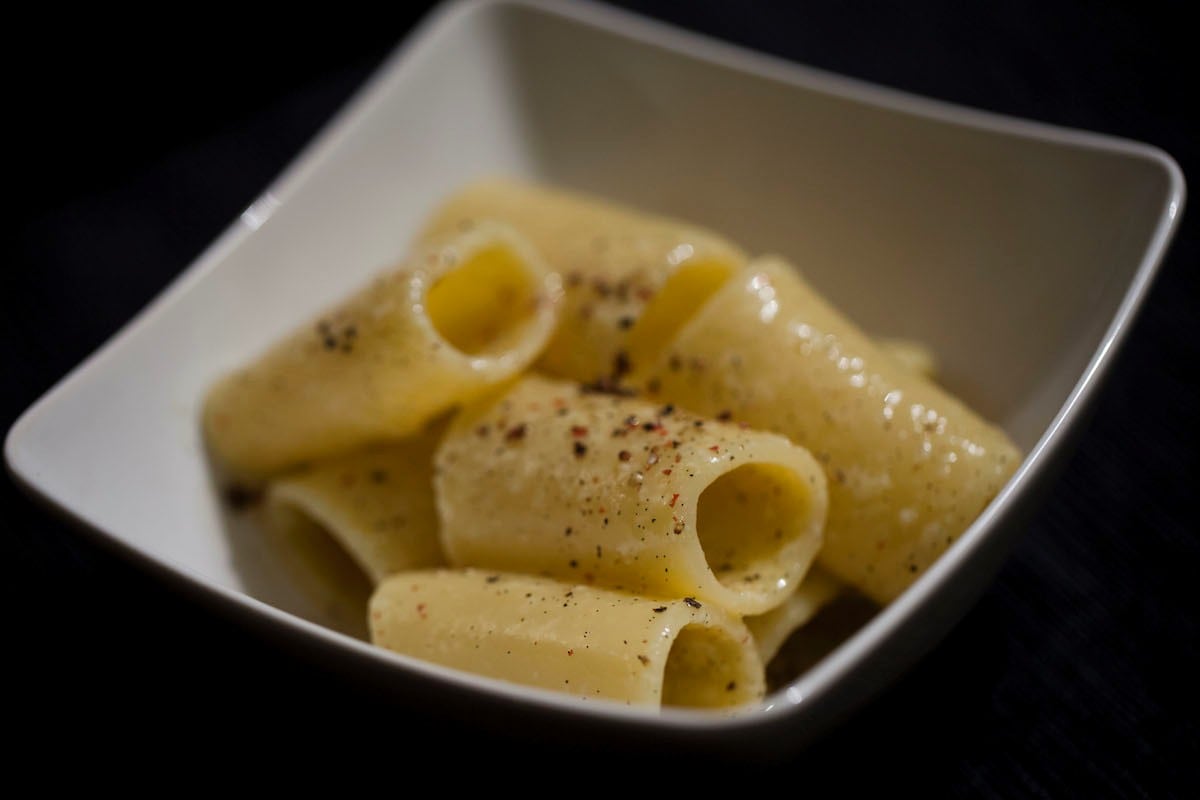 Paccheri con salsa alla vaniglia, uovo e pepe ricetta