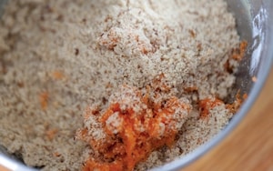 Preparazione Tortine alle carote e nocciole - Fase 4