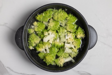 Preparazione Vellutata di broccolo romanesco - Fase 1 Preparazione Vellutata di broccolo romanesco - Fase 1