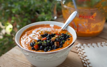 Vellutata di peperoni con fagioli neri e latte di cocco