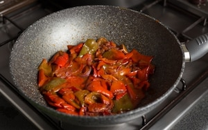 Preparazione Vellutata di peperoni con fagioli neri e latte di cocco - Fase 2