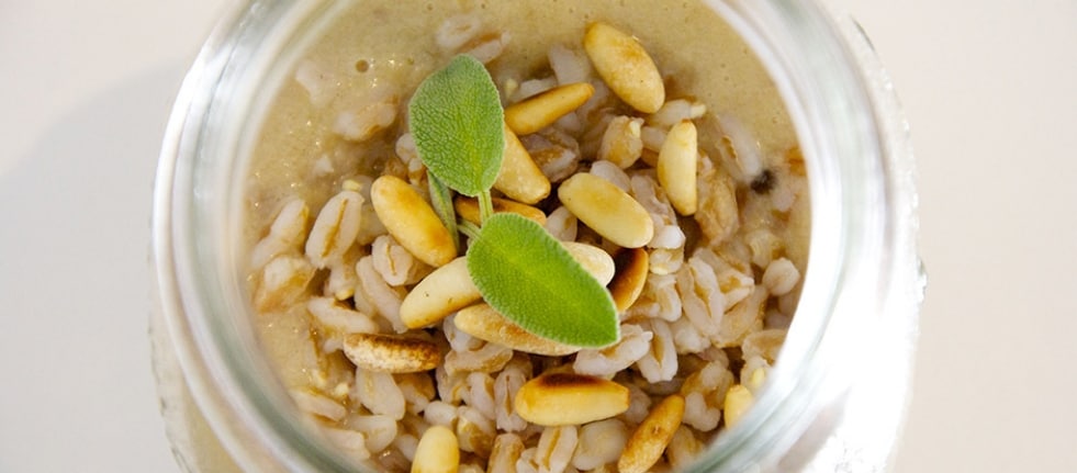 Zuppa di farro, porcini e pinoli nel barattolo ricetta