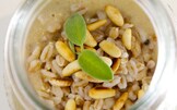Zuppa di farro, porcini e pinoli nel barattolo