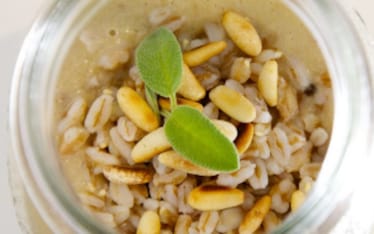 Zuppa di farro, porcini e pinoli nel barattolo