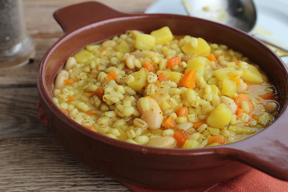 Zuppa di cannellini, orzo e patate allo zafferano ricetta