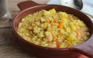 Zuppa di cannellini, orzo e patate allo zafferano