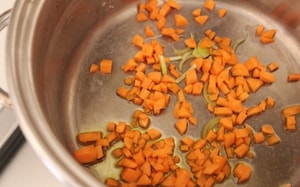 Preparazione Zuppa di cannellini, orzo e patate allo zafferano - Fase 1