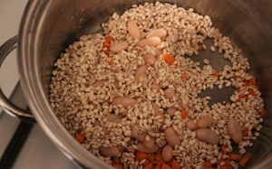 Preparazione Zuppa di cannellini, orzo e patate allo zafferano - Fase 1