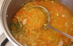 Preparazione Zuppa di cannellini, orzo e patate allo zafferano - Fase 2