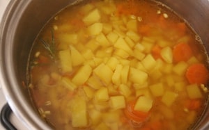 Preparazione Zuppa di cannellini, orzo e patate allo zafferano - Fase 2