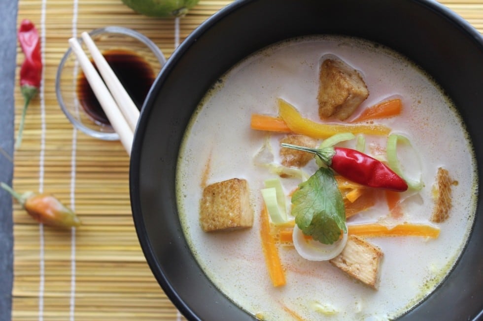 Zuppa al latte di cocco con verdure e tofu ricetta