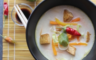 Zuppa al latte di cocco con verdure e tofu Zuppa al latte di cocco con verdure e tofu