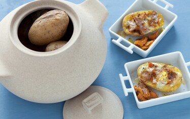 Uovo in cocotte di patate con finferli, parmigiano reggiano e tartufo bianco