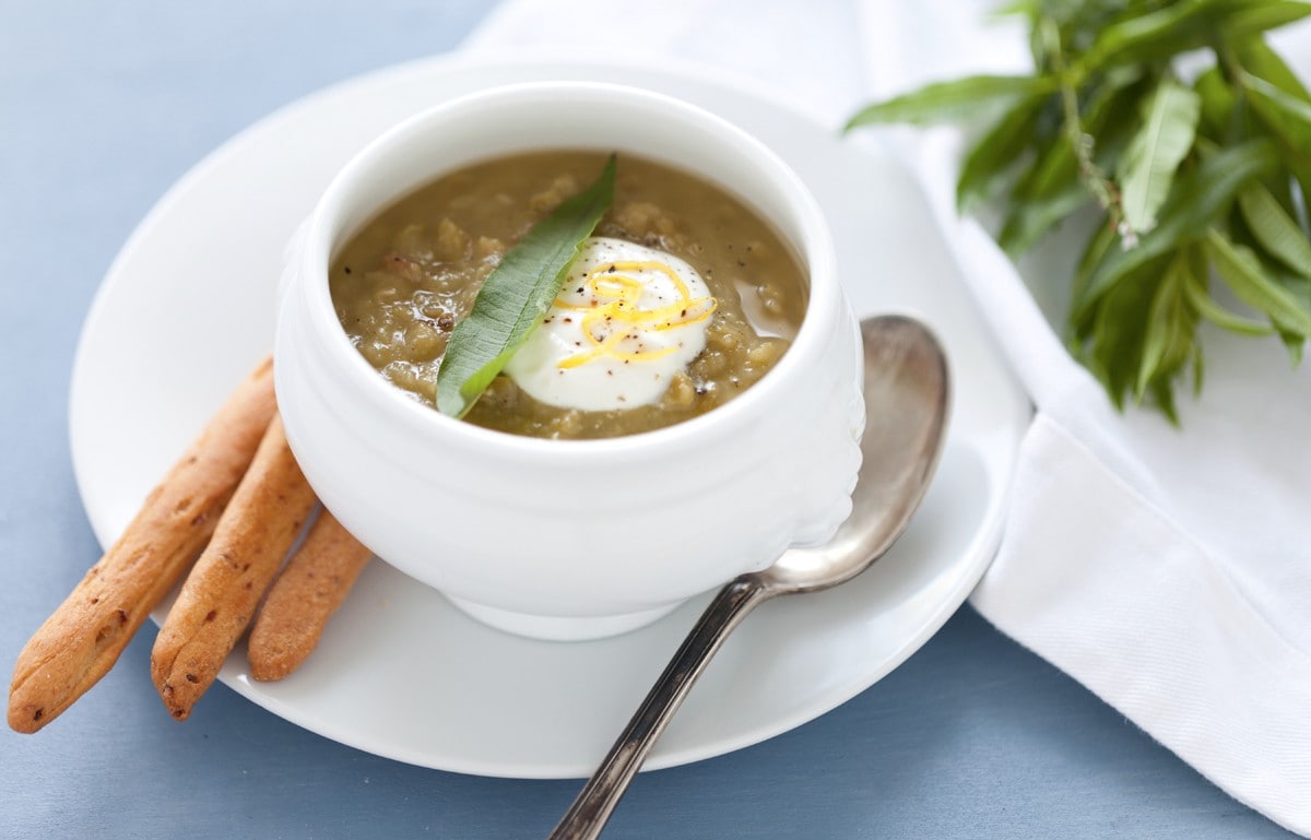 Zuppa di piselli con panna acida al limone e grissini alla pancetta affumicata ricetta