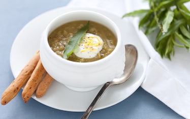 Zuppa di piselli con panna acida al limone e grissini alla pancetta affumicata