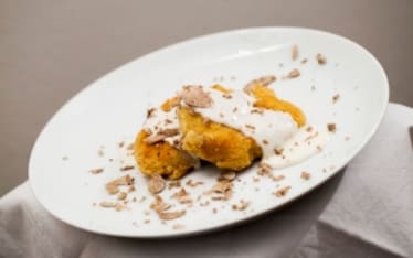 Cotolette di maiale in panure di grissini, fonduta di grana e tartufo