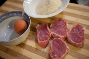 Preparazione Cotolette di maiale in panure di grissini, fonduta di grana e tartufo - Fase 1