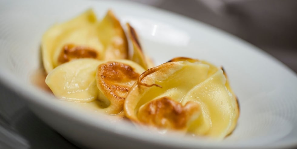 Ravioli tostati di patate e pecorino affumicato con brodo di cipolla di Tropea ricetta