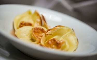 Ravioli tostati di patate e pecorino affumicato con brodo di cipolla di Tropea