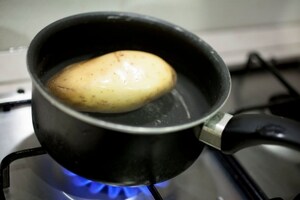 Preparazione Ravioli tostati di patate e pecorino affumicato con brodo di cipolla di Tropea - Fase 1