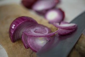 Preparazione Ravioli tostati di patate e pecorino affumicato con brodo di cipolla di Tropea - Fase 1