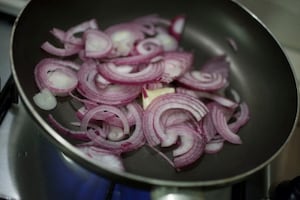 Preparazione Ravioli tostati di patate e pecorino affumicato con brodo di cipolla di Tropea - Fase 2