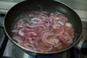 Preparazione Ravioli tostati di patate e pecorino affumicato con brodo di cipolla di Tropea - Fase 2