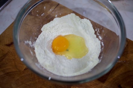 Preparazione Ravioli tostati di patate e pecorino affumicato con brodo di cipolla di Tropea - Fase 3 Preparazione Ravioli tostati di patate e pecorino affumicato con brodo di cipolla di Tropea - Fase 3