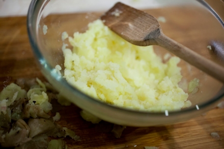 Preparazione Ravioli tostati di patate e pecorino affumicato con brodo di cipolla di Tropea - Fase 4 Preparazione Ravioli tostati di patate e pecorino affumicato con brodo di cipolla di Tropea - Fase 4