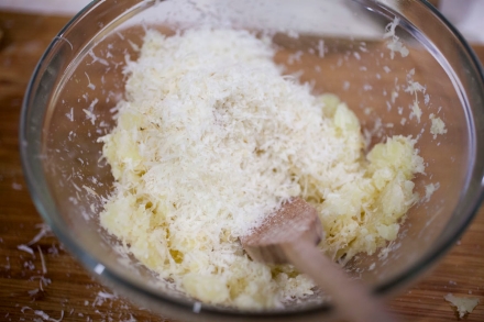 Preparazione Ravioli tostati di patate e pecorino affumicato con brodo di cipolla di Tropea - Fase 4 Preparazione Ravioli tostati di patate e pecorino affumicato con brodo di cipolla di Tropea - Fase 4